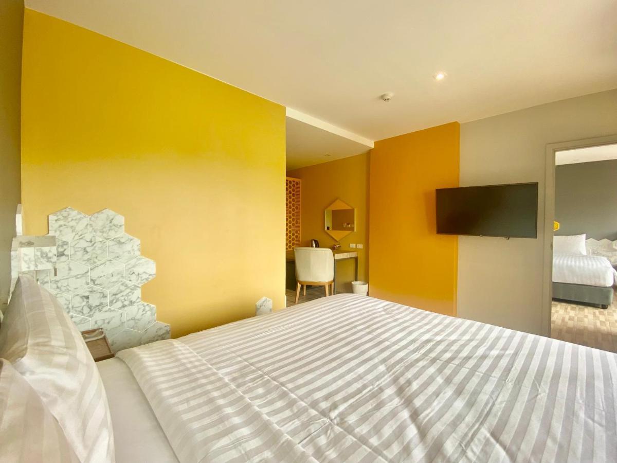 Beehive Boutique Hotel Phuket Bagian luar foto