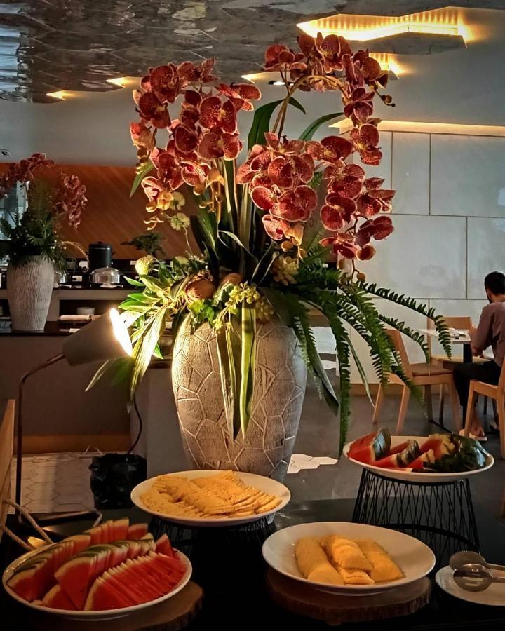 Beehive Boutique Hotel Phuket Bagian luar foto